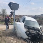 Un aparatós xoc entre un cotxe i un tren a Bellpuig talla la línia de Manresa