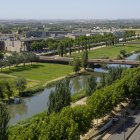 Vista de la canalización del Segre a su paso por Lleida.