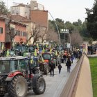 Una columna dels tractors arribats des de diferents punts de Lleida davant la seu d’Agricultura. - JORGE AGUSTÍN