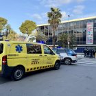 Una ambulància i efectius policials al costat de l’institut. - ALBERT SEGURA/ACN