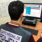 Imatge d’arxiu d’un agent de la Policia Nacional, que porta a càrrec les diligències. - EFE