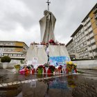 La estatua del papa Juan Pablo II en la entrada de la clínica Gemeli, donde el papa Francisco permanece hospitalizado.