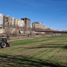 Tractor amb escarificadora al marge esquerre de la canalització del riu Segre