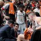 Encuentra, arengant els seus jugadors en un temps mort. - PHOTO ACB MÓNICA ARCAY