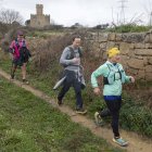 Participants passant per davant del Castell de les Sitges. - CARMINA MARSIÑACH