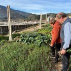 Antoni Desongles, amb planter de ceba de Coll de Nargó acabat de recollir a la seva finca i al costat de la cuinera Montse Ramoneda