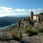 L'església de Siurana, sobre el pantà.