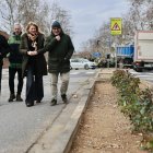 La primera tinenta d’alcalde, Begoña Iglesias, va visitar ahir els treballs d’enjardinament. - AJUNTAMENT DE LLEIDA