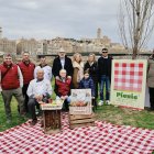 Presentació ahir del pícnic, que es farà entre la passarel·la de Cappont i el pont d’Estudi General. - MARIO GASCÓN/PAERIA