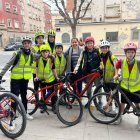 Cristina Morón va posar amb els alumnes al carrer Garraf i després va visitar el parc infantil de trànsit a Gardeny. - PAERIA