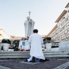 Una persona resant ahir davant l’Hospital Agostino Gemelli. - EFE / EPA / GIUSEPPE LAMI