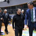 El president d’Ucraïna, Volodímir Zelenski, parla amb Pedro Sánchez durant la cimera europea. - SIERAKOWSKI FREDERIC