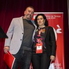 Pere Sánchez després de ser proclamat com a secretari amb la secretària sortint, Cristina Rodríguez. - LAIA PEDRÓS