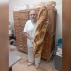 El panadero de Bovera con una barra de 5 kilos