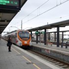 Un tren de l'R2 marxa de l'estació de Cunit en direcció a Barcelona, aquest dilluns al matí.