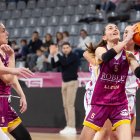Maria Cerqueda prova de definir a prop de la cistella rival. - JAVI ENJUANES