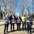 Carme Valls i membres de l’organització mostren el cartell. - MARC RODRÍGUEZ CELMA