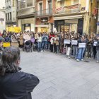 Concentració d’educadores i educadors socials ahir a la plaça Paeria de Lleida. - JORDI ECHEVARRIA