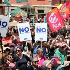 Cartells contra els jocs d'hivern a la manifestació de Puigcerdà.