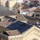 Plaques solars instal·lades recentment a l’església de Sant Joan. - MAGDALENA ALTISENT