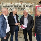 Representants de la Comunitat de Regants dels Canals d'Urgell i de l'IRTA després d'una reunió a la Casa Canal de Mollerussa.