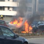 Un incendi calcina un cotxe i afecta dos més al passeig 11 de Setembre de Lleida / Víctor Paracuellos Lleida TV