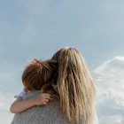 Imagen de archivo de una madre con su hijo.