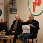 Oriol Comas i Coma i Màrius Serra, ahir a la llibreria Caselles. - AMADO FORROLLA