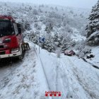 Vista del vehicle que va patir ahir una sortida de via a l’N-260. - BOMBERS DE LA GENERALITAT