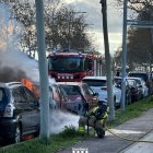 Vista dels Bombers sufocant l’incendi ahir al passeig Onze de Setembre. - BOMBERS DE LA GENERALITAT