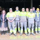 Els nous membres de la brigada amb tècnics i l’alcaldessa. - AJUNTAMENT DE TREMP