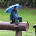 Un espectador del Picnic Jazz a Vallparadís en un moment de pluja intensa