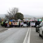 Un grup de manifestants tallen la carretera N-240 a Juneda contra la planta de Nova Tracjusa .