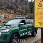 Un vehicle dels Agents Rurals al costat d'un cartell que marca el risc 4 d'allaus al Parc Nacional d'Aigüestortes i Estany de Sant Maurici.