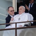 Francesc va saludar la multitud des d’un balcó de l’hospital. - EFE