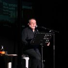 El poeta lleidatà Carles M. Sanuy, ahir al Cafè del Teatre en el recital ‘Els versos del present’. - AMADO FORROLLA