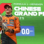 Piastri aixeca el trofeu de guanyador del GP de la Xina, completant un gran cap de setmana a nivell personal, després d’aconseguir la seua primera pole dissabte. - EFE