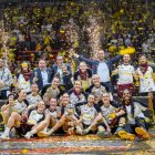 Bernat Canut, al centre amb els braços oberts, celebrant amb els seus jugadors i staff una victòria històrica per al Jairis. - FEB