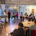 Xènia Boleda i Miriam Arnaz, d’Alba, presentant dijous passat el projecte ‘Qui és l’últim?’ als veïns de Verdú. - LAIA PEDRÓS