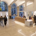 El renovat vestíbul i taulell d’atenció a l’usuari de la Biblioteca Pública de Lleida. - JORDI ECHEVARRIA