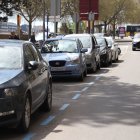 Cotxes estacionats ahir en una zona blava de la ciutat de Lleida. - MAGDALENA ALTISENT