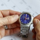 Un hombre efectúa el cambio de hora en su reloj, en una fotografía de archivo.