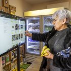 Una pantalla en una carnisseria de Sarroca de Lleida que participa en la plataforma de venda en línia.