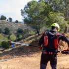 Les brigades de poda incorporen aquesta campanya un exoesquelet. - M. CODINAS