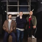 Carles Porta, entre els dos protagonistes de la sèrie ‘33 días’. - ATRESMEDIA