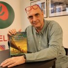 Xavier Bosch va presentar ahir a la llibreria Caselles de Lleida una nova novel·la, ‘Diagonal Manhattan’. - AMADO FORROLLA