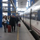 Usuaris d’Avant a l’estació de trens de Lleida. - MAGDALENA ALTISENT