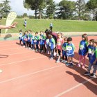 Un bomber parla amb un grup de nens abans de començar una carrera, sense caràcter competitiu. - MAGDALENA ALTISENT