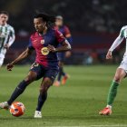 Lewandowski fa un gest en una acció del partit. - EUROPA PRESS