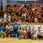 La plantilla celebra la victòria amb les famílies i l’afició. - ANIOL MORAL